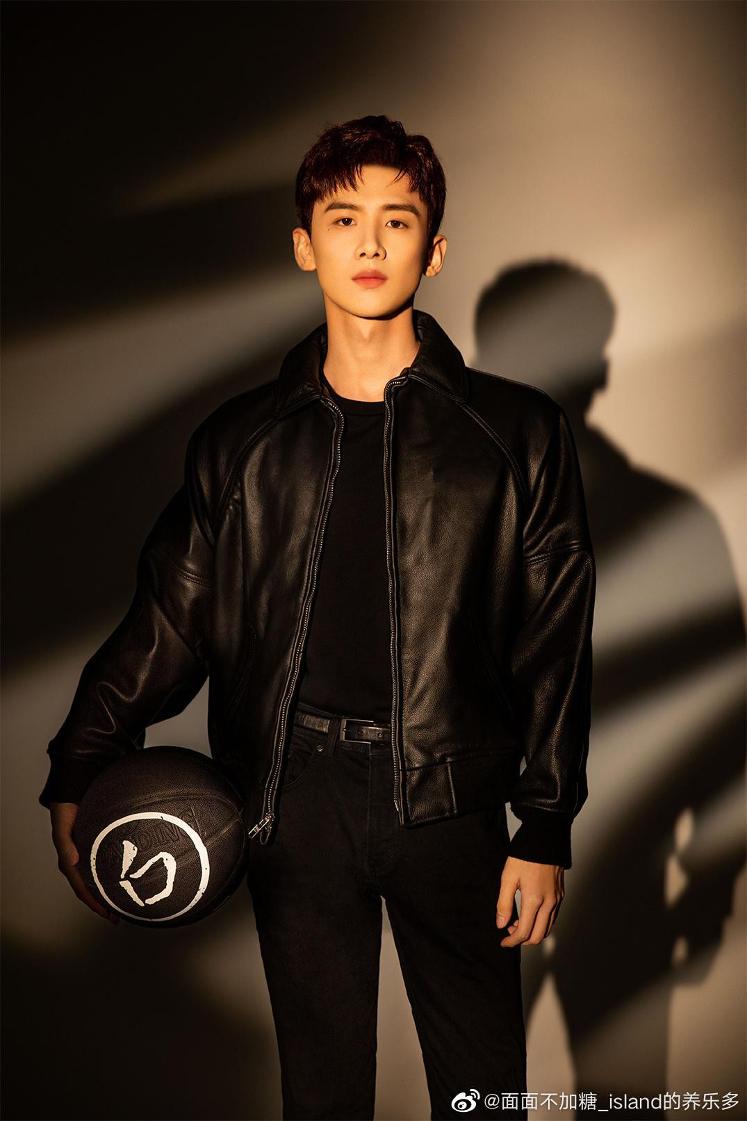 Nam diễn viên cũng đăng tải bực ảnh lên trang cá nhân.