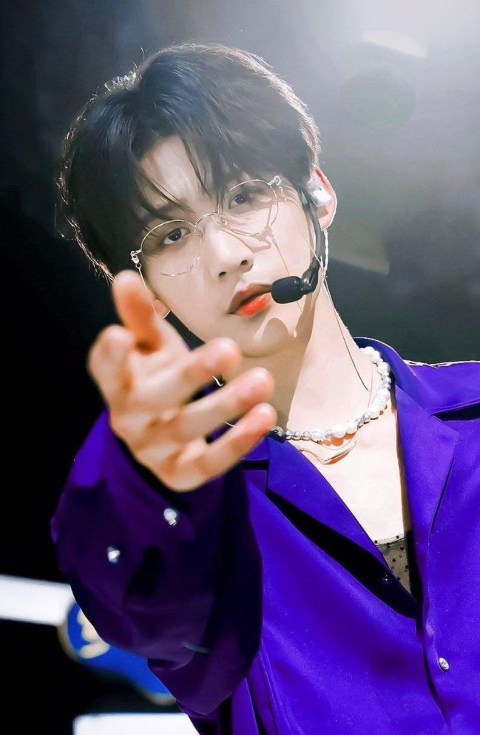 Châu Kha Vũ cực kỳ hợp với kính. Châu Kha Vũ cực kỳ hợp với kính.