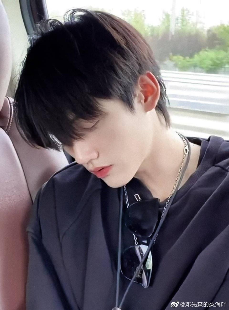 Mỹ nam ngủ gật liền trông như tranh. Mỹ nam ngủ gật liền trông như tranh.