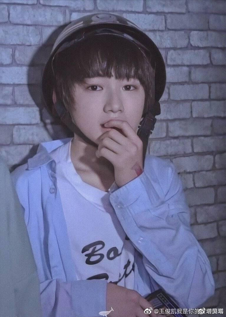 Vương Tuấn Khải ra mắt cùng nhóm nhạc TFBOYS.