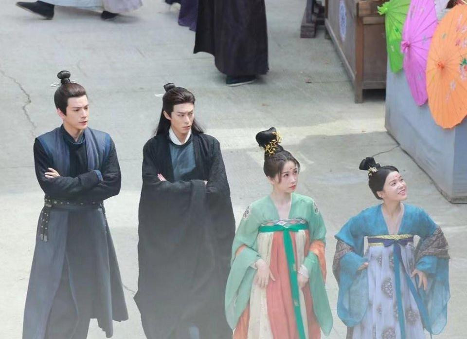 Một bức ảnh từ phim trường với hai biểu cảm trái ngược của cặp chính làm netizen thích thú. Một bức ảnh từ phim trường với hai biểu cảm trái ngược của cặp chính làm netizen thích thú.