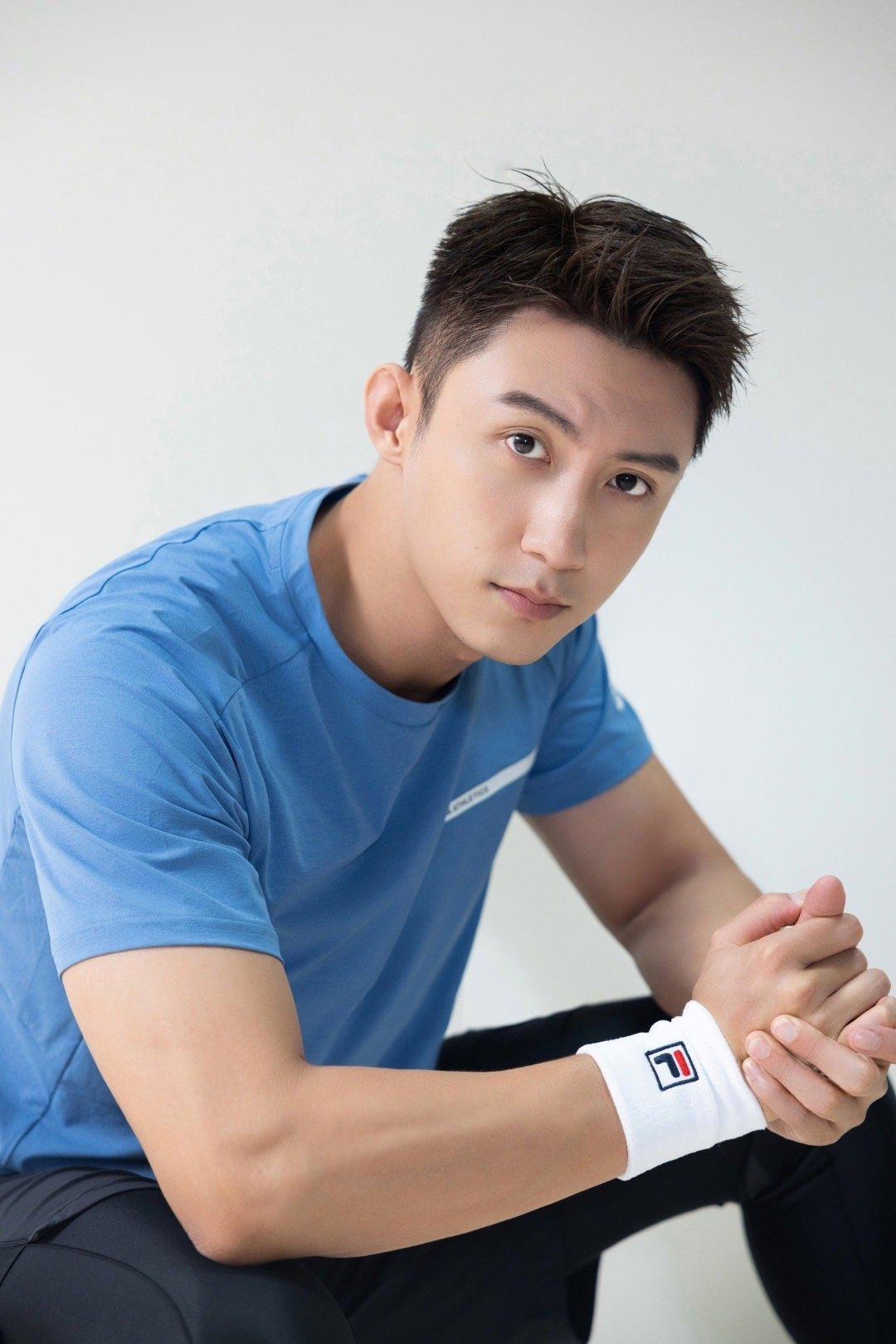 Hoàng Cảnh Du bị cho là làm lố, cố tình gây chú ý. Hoàng Cảnh Du bị cho là làm lố, cố tình gây chú ý.