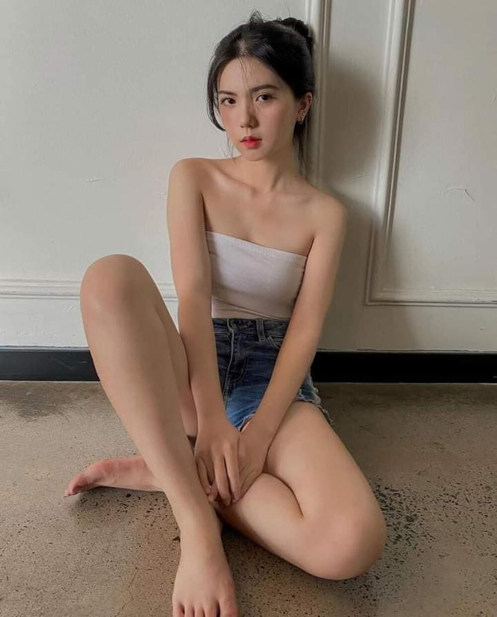 Cô nàng sở hữu nhan sắc xinh đẹp cùng thân hình cân đối. Cô nàng sở hữu nhan sắc xinh đẹp cùng thân hình cân đối.