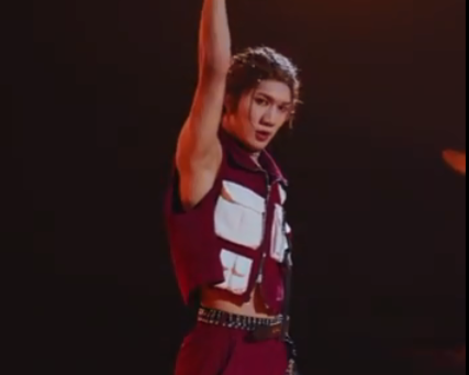 Hay &quot;thánh reaction&quot; Hàn Bội Tuyền cũng &quot;được&quot; soi kỹ &quot;vùng cánh&quot;