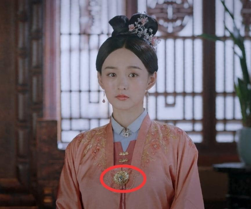 Cài áo trong tập 14 được cho là sao chép hiện vật nhà Nguyễn. Cài áo trong tập 14 được cho là sao chép hiện vật nhà Nguyễn.