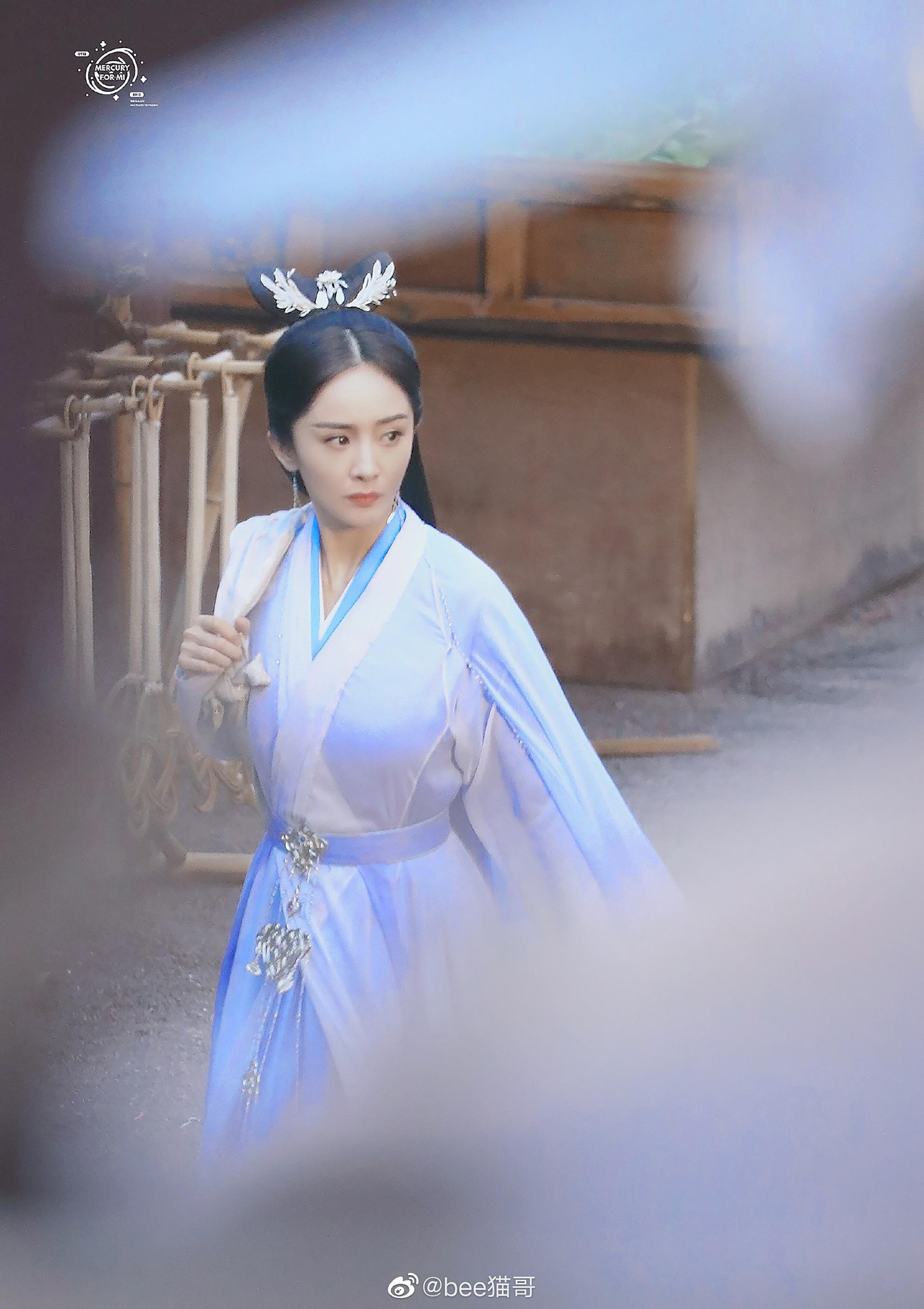 Dương Mịch lại bị lộ tạo hình ở phim mới. Dương Mịch lại bị lộ tạo hình ở phim mới.