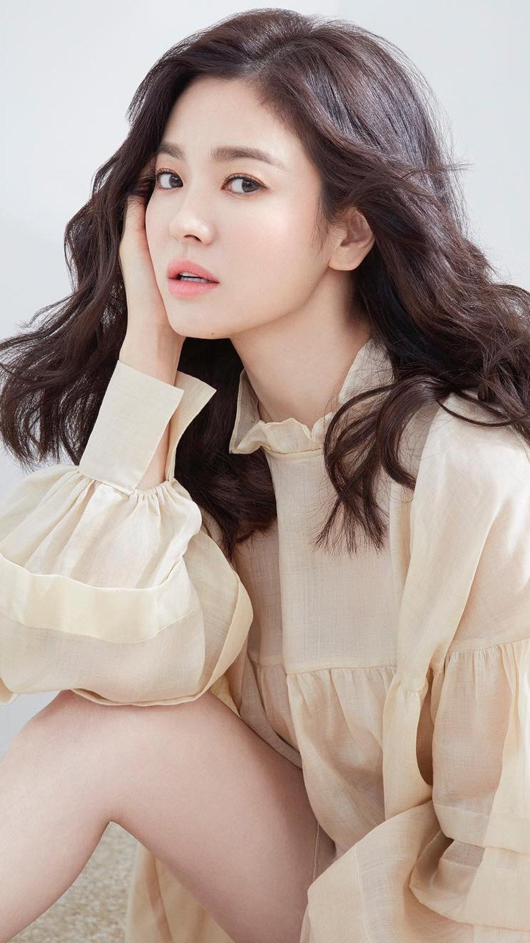 Yoo Ah In luôn ủng hộ mọi quyết định trong sự nghiệp của Song Hye Kyo. Yoo Ah In luôn ủng hộ mọi quyết định trong sự nghiệp của Song Hye Kyo.