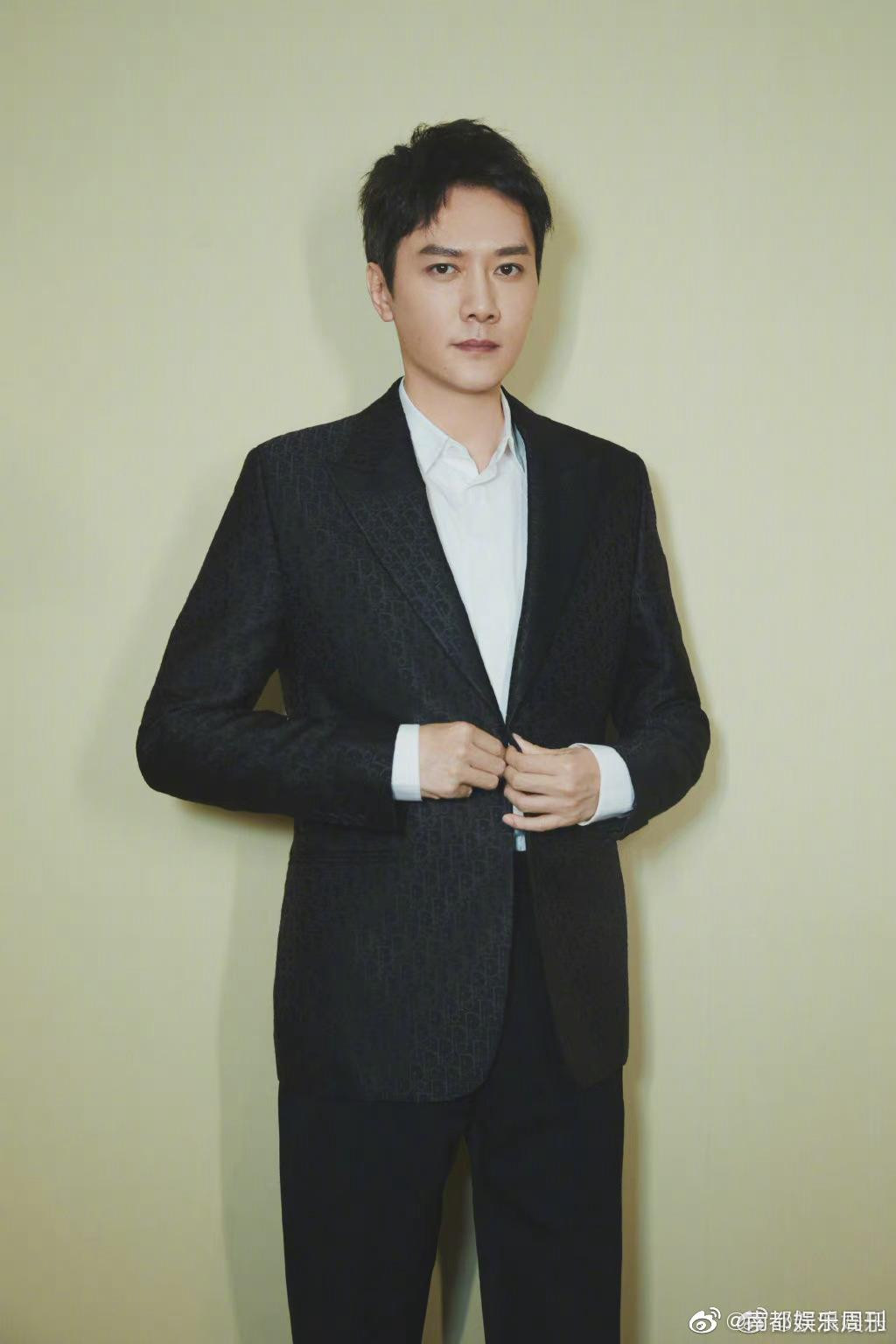 Trước khi thông báo ly hôn, Phùng Thiệu Phong nhiều lần vướng nghi vấn ngoại tình.