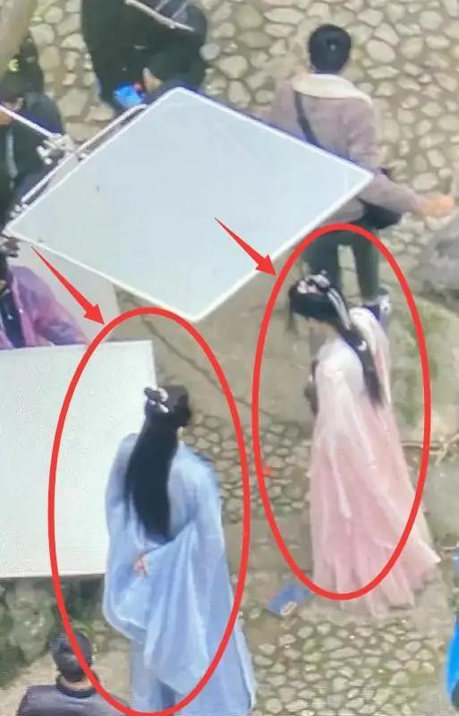 Những hình ảnh được cho là Tiêu Chiến và Nhậm Mẫn trên phim trường. Những hình ảnh được cho là Tiêu Chiến và Nhậm Mẫn trên phim trường.