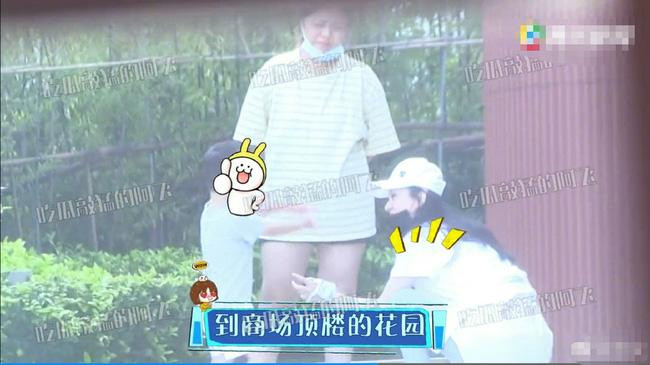 Triệu Lệ Dĩnh dành nhiều cử chỉ ấm áp cho con. Triệu Lệ Dĩnh dành nhiều cử chỉ ấm áp cho con.