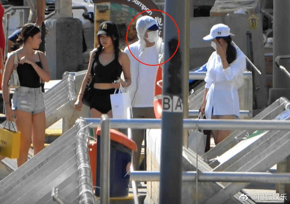 Những hình ảnh phóng viên chụp được Châu Tinh Trì và cô nàng nghi vấn là bạn gái của ông. Những hình ảnh phóng viên chụp được Châu Tinh Trì và cô nàng nghi vấn là bạn gái của ông.