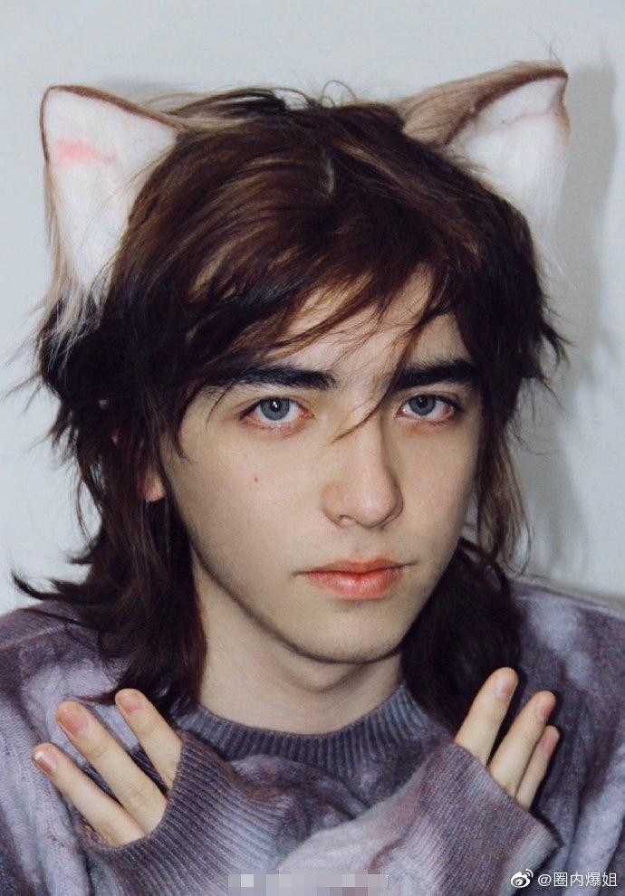 Lại còn yêu mèo và thích cosplay.