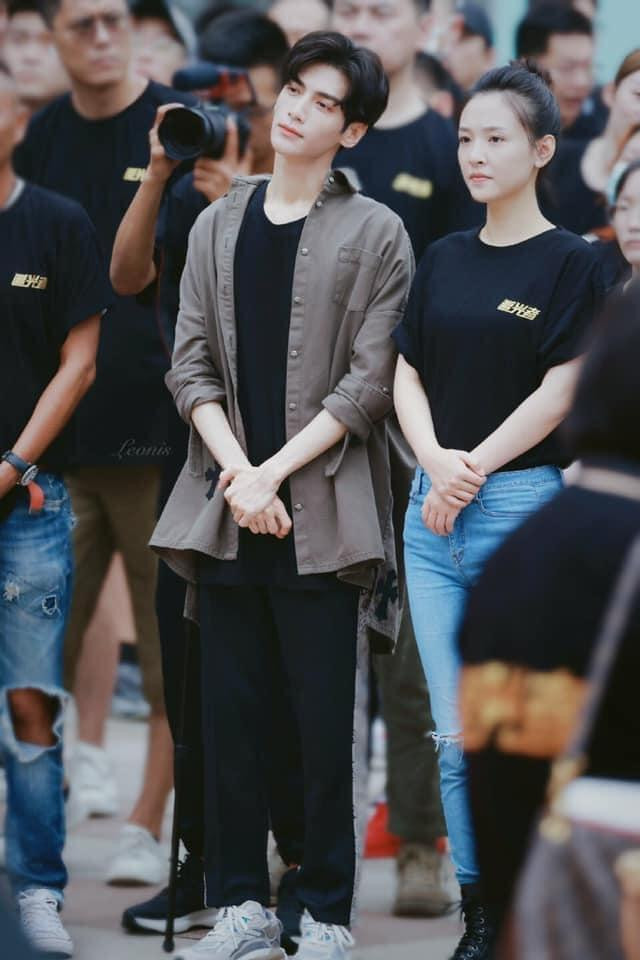 Cả hai xuất hiện tại lễ khai máy phim "Người Theo Đuổi Ánh Sáng". Cả hai xuất hiện tại lễ khai máy phim "Người Theo Đuổi Ánh Sáng".