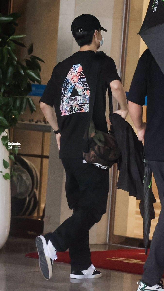 Netizen bắt gặp Vương Nhất Bác tại sân bay nhưng không còn đeo chiếc vòng hình khúc xương nhỏ. Netizen bắt gặp Vương Nhất Bác tại sân bay nhưng không còn đeo chiếc vòng hình khúc xương nhỏ.