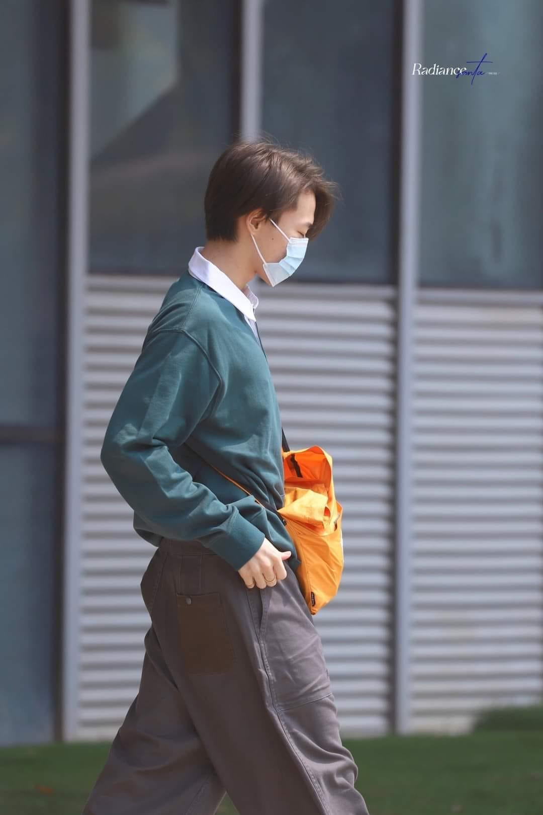 Santa diện bộ đồ của bạn cùng phòng.