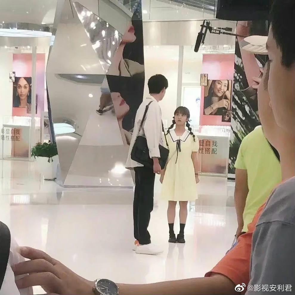 Tấm ảnh thấy rõ chênh lệch chiều cao khủng giữa Thẩm Nguyệt và bạn diễn.