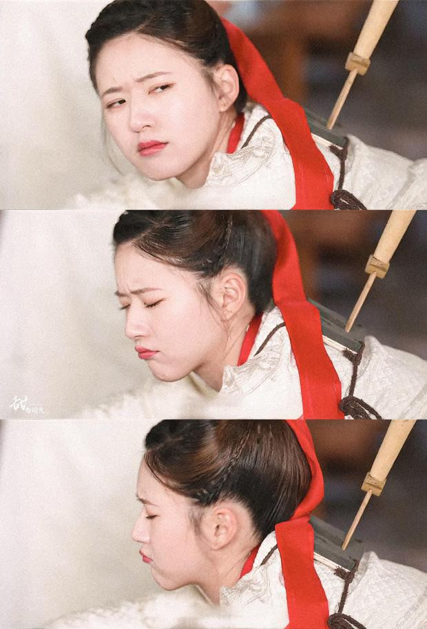 Vì trang điểm quá lố và biểu cảm đáng yêu khi đang diễn vai nam. Vì trang điểm quá lố và biểu cảm đáng yêu khi đang diễn vai nam.