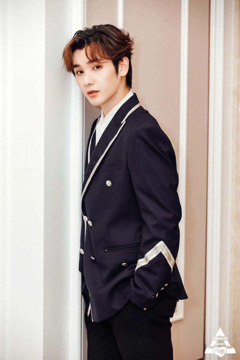 Và Nine vướng nhiều ồn ào hậu debut cùng INTO1.