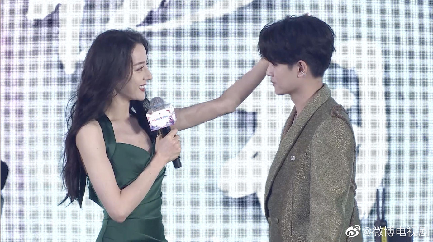 Địch Lệ Nhiệt Ba và Nhậm Gia Luân tương tác cực ngọt.