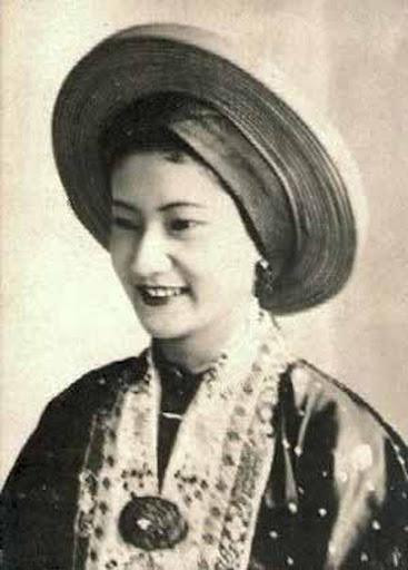 Cào áo được Nam Phương Hoàng Hậu sử dụng. Cào áo được Nam Phương Hoàng Hậu sử dụng.