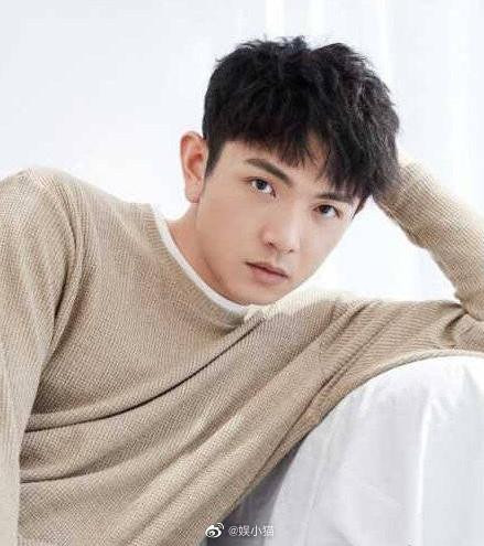 Người trong video được cho là nam ca sĩ Nhan Nhân Trung. Người trong video được cho là nam ca sĩ Nhan Nhân Trung.