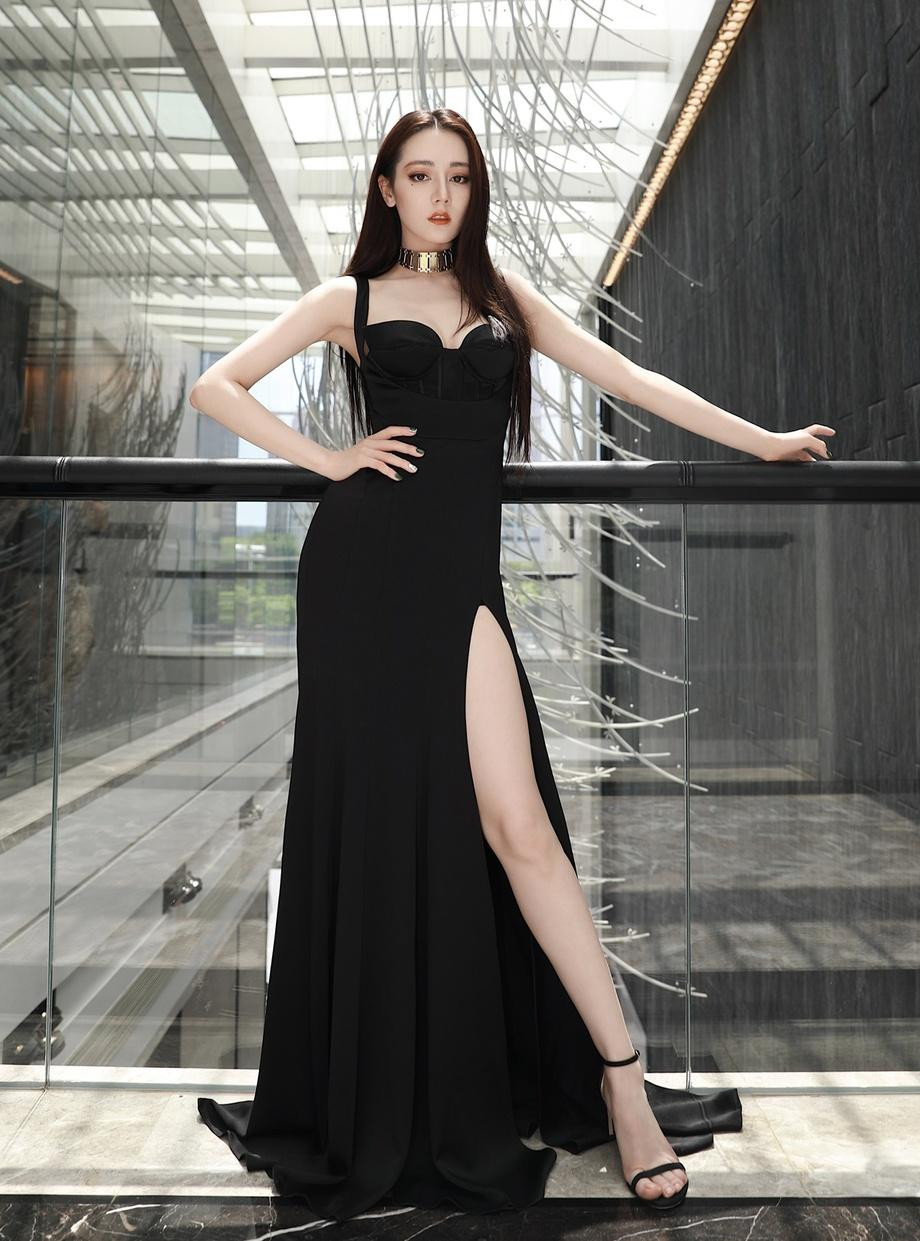 Nhưng Địch Lệ Nhiệt Ba lại cực hợp với những vai diễn hiện đại. Nhưng Địch Lệ Nhiệt Ba lại cực hợp với những vai diễn hiện đại.