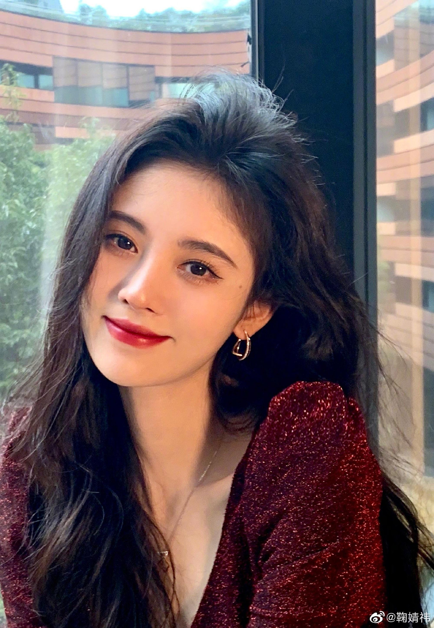 Lối trang điểm và mái tóc đen vẫn hợp với nữ diễn viên hơn. Lối trang điểm và mái tóc đen vẫn hợp với nữ diễn viên hơn.