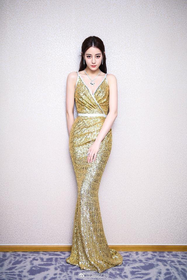 Dù vẻ ngoài nổi bật nhưng Địch Lệ Nhiệt Ba không được hoan nghênh khi đóng phim cổ trang. Dù vẻ ngoài nổi bật nhưng Địch Lệ Nhiệt Ba không được hoan nghênh khi đóng phim cổ trang.