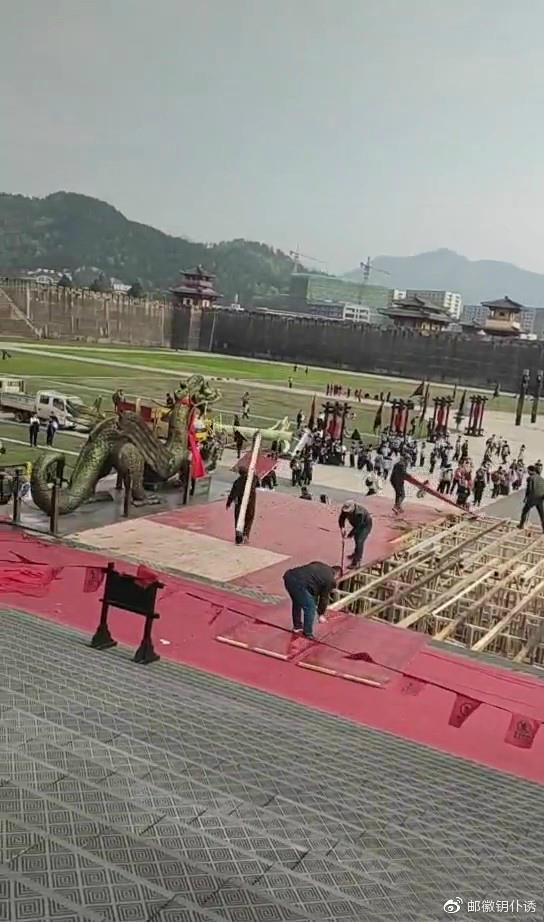 Những hình ảnh được cho là đoàn phim "Trầm Vụn Hương Phai" dỡ bối cảnh quay. Những hình ảnh được cho là đoàn phim "Trầm Vụn Hương Phai" dỡ bối cảnh quay.