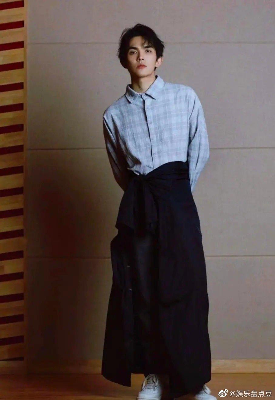 Nhan sắc của Lý Bính Hi không hề thua kém nghệ sĩ C-Biz. Nhan sắc của Lý Bính Hi không hề thua kém nghệ sĩ C-Biz.