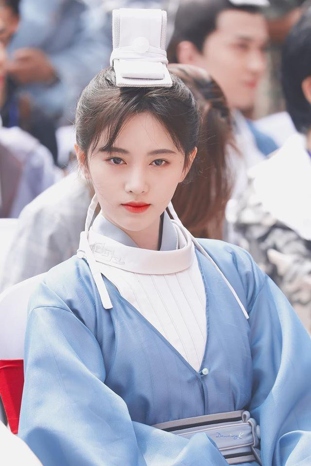 Tạo hình của Triệu Lộ Tư khiến khán giả nhớ đến lần giả trai huyền thoại của Cúc Tịnh Y. Tạo hình của Triệu Lộ Tư khiến khán giả nhớ đến lần giả trai huyền thoại của Cúc Tịnh Y.