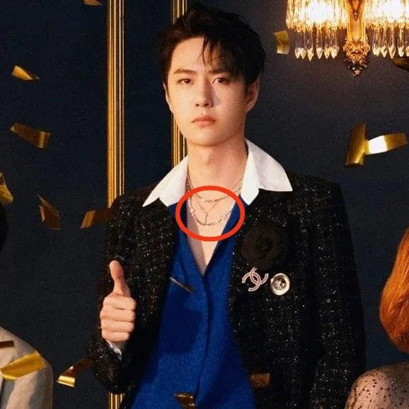 Vương Nhất Bác đeo chiếc vòng cổ khi tham gia sinh nhật công ty quản lý. Vương Nhất Bác đeo chiếc vòng cổ khi tham gia sinh nhật công ty quản lý.