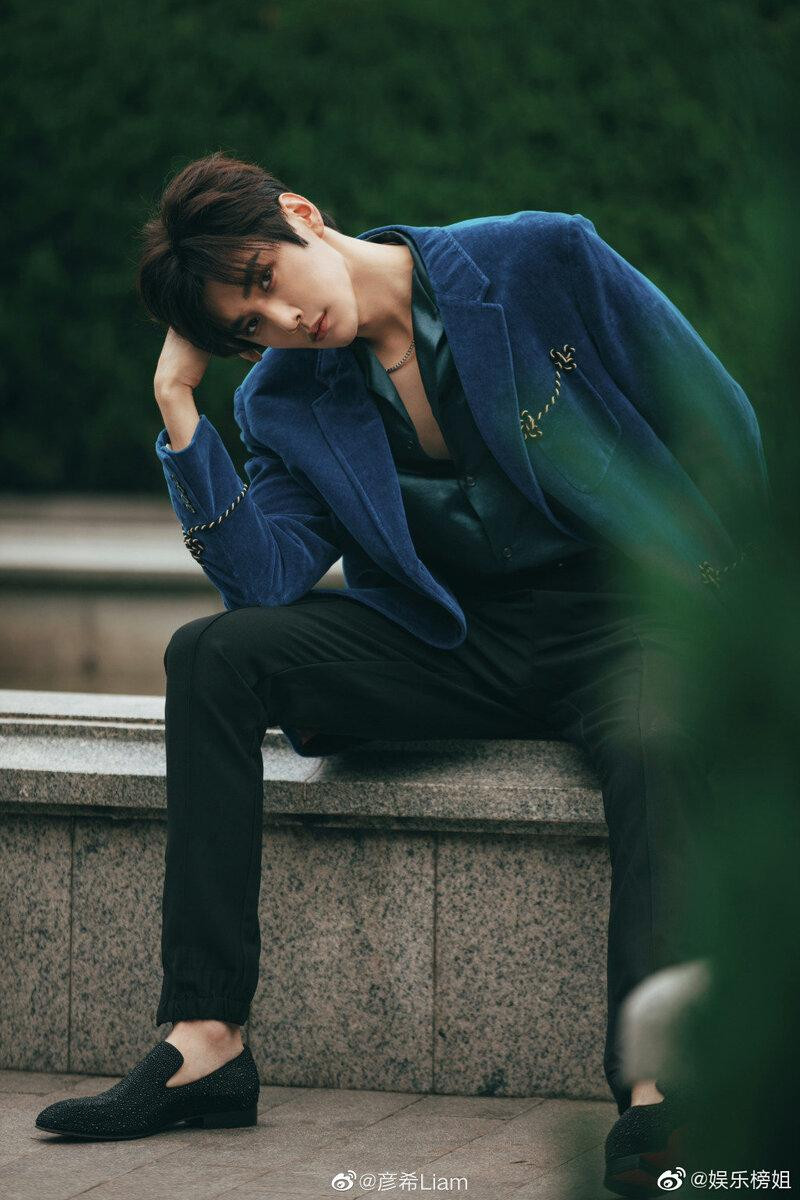 Và liên hệ với chủ shop để bồi thường và xin lỗi.