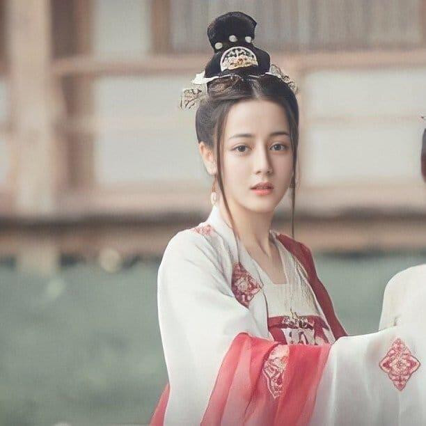 Tạo hình của Địch Lệ Nhiệt Ba bị đánh giá là kém xinh đẹp hơn Triệu Lộ Tư.