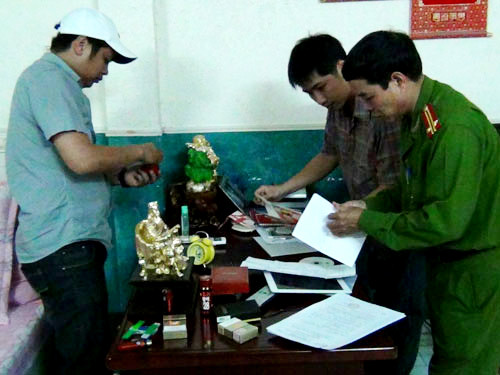 Cơ quan công an đã thu giữ hơn 200 triệu đồng tiền mặt, hàng chục thẻ tín dụng, nhiều điện thoại smart phone và laptop của 2 đường dây trên