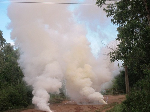 Địch “dội bom” khu vực cửa mở