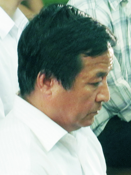 Giám đốc Ngô Quang Trưởng "diện" chiếc áo sơ mi trắng tới dự phiên toà với khuôn mặt khá căng thẳng. Ảnh: T.H.V Giám đốc Ngô Quang Trưởng