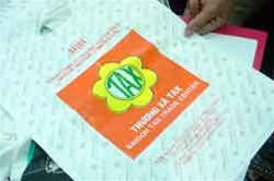 Sản xuất bao bì nhựa tự hủy trong nhà máy ở Khu công nghiệp Tân Bình (TP.HCM) Bao bì nhựa tự phân hủy được đóng lại thành cuộn để giao khách hàng Mẫu bao nhựa tự phân hủy do Thương xá Tax đặt hàng với công ty ALTA Bao bì nhựa có thể rã thành bột mịn.