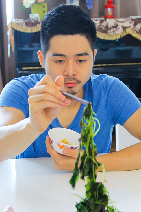 Các thí sinh nam trai tráng cũng phải tích cực ăn rau xanh để giữ eo. Các thí sinh nam trai tráng cũng phải tích cực ăn rau xanh để giữ eo