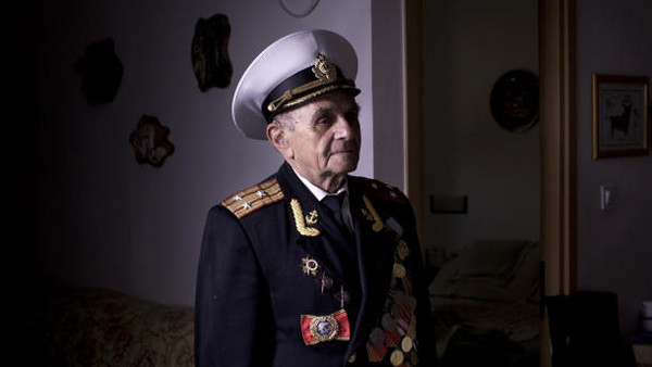 Cựu chiến binh Orlov Naum, 88 tuổi, đang sống ở thành phố Rishon Lezion, Israel. Ông Naum gia nhập Hồng quân năm 1943. Ông phục vụ trong Tập đoàn Tăng số 3 tại mặt trận Voronezh với vai trò lính bộ binh và đã tham gia vào trận Kiev rồi sau đó là các trận đánh ở Berlin và Prague. (Ảnh: Oded Balilty/AP). Cựu chiến binh Orlov Naum, 88 tuổi, đang sống ở thành phố Rishon Lezion, Israel. Ông Naum gia nhập Hồng quân năm 1943. Ông phục vụ trong Tập đoàn Tăng số 3 tại mặt trận Voronezh với vai trò lính bộ binh và đã tham gia vào trận Kiev rồi sau đó là các trận đánh ở Berlin và Prague. (Ảnh: Oded Balilty/AP)