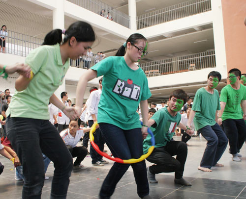 Khéo léo với trò chơi để vòng qua người và truyền cho đồng đội