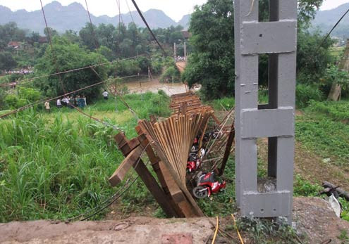 Nhiều xe máy bị kẹt dưới gầm cầu. Ảnh: Mạnh Cường. Nhiều xe máy bị kẹt dưới gầm cầu. Ảnh: Mạnh Cường