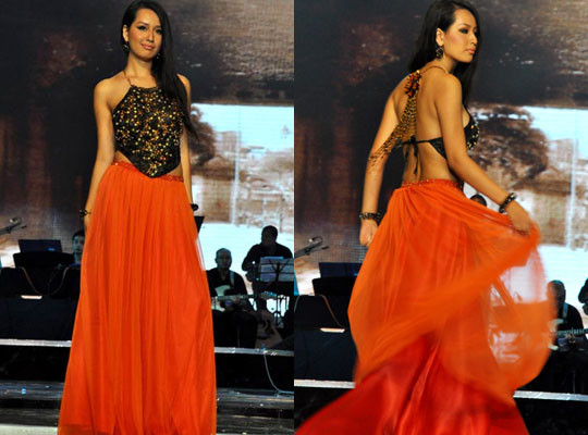 Sàn catwalk như bừng sáng bởi sự lộng lẫy của Mai Phương Thúy khi diện áo yếm đính kim sa lấp lánh