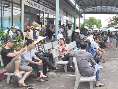 Du khách ùn tắc vì không thể lên tàu tham quan Vịnh hạ Long. Du khách ùn tắc vì không thể lên tàu tham quan Vịnh hạ Long