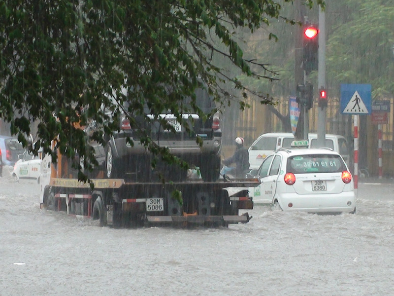 Xe cứu hộ cũng bị nước dìm 