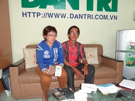 Vợ chồng chị Hằng trình bày vụ việc với phóng viên Dân trí