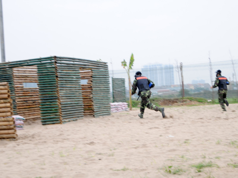 Nhanh chóng tận dụng các địa thế, địa vật để phòng thủ... Nhanh chóng tận dụng các địa hình, địa thế