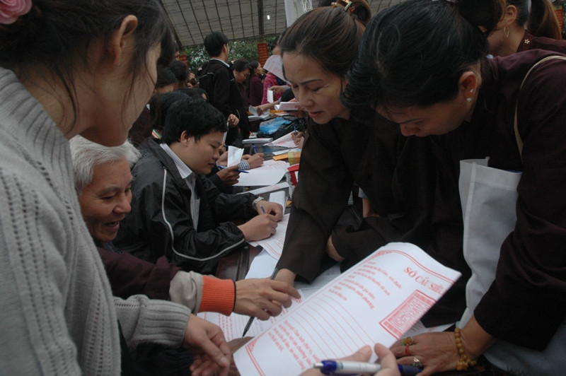 Bàn ghi danh sách cầu siêu là nơi đông đúc, dồn nén nhiều đau thương