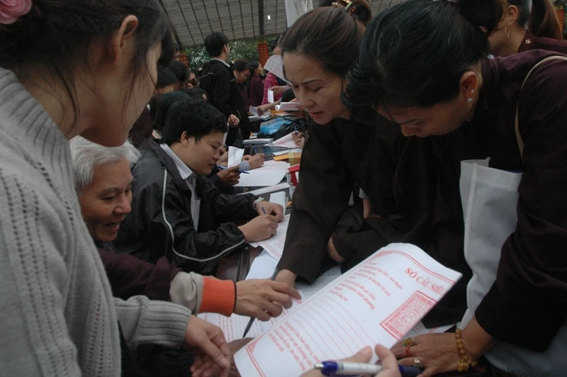 Bàn ghi danh sách cầu siêu là nơi đông đúc, dồn nén nhiều đau thương