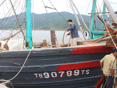 Anh Tuy đang chuẩn bị ngư lưới cụ ra khơi